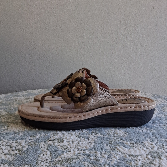 Clarks Artisan Floral Leather Wedge l Sandals Sz.8.5 Taupe Comfort Boho FP - Picture 6 of 17